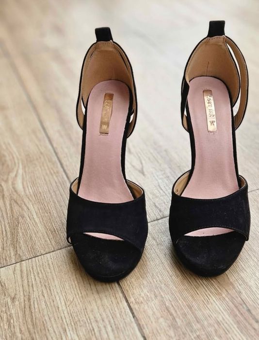 Обувки на висок ток