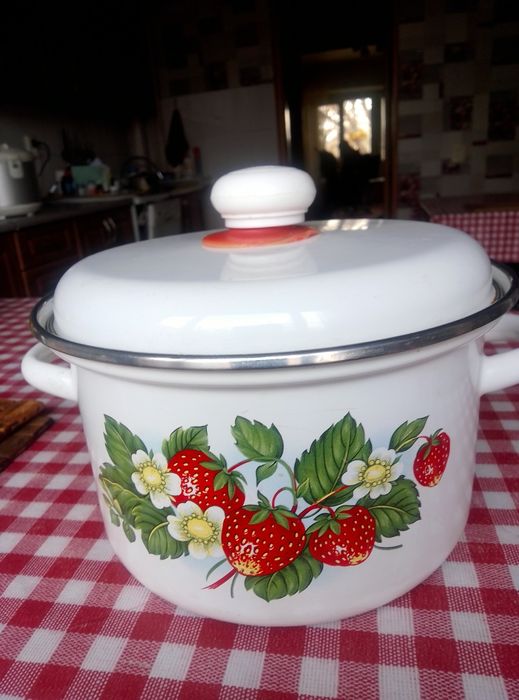 Чашки  миски нержавейки. Кастрюля.