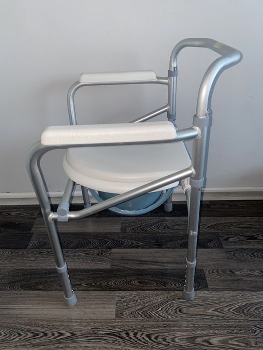 Тоалетен санитарен стол