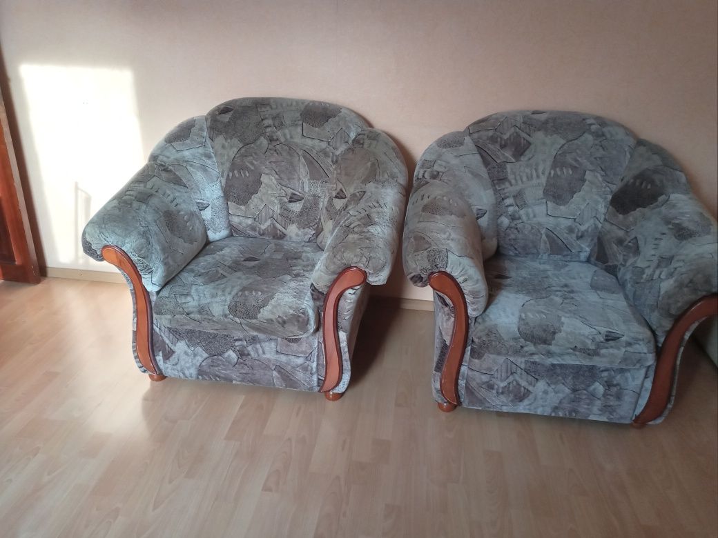 Продам мягкую мебель  диван(раздвижной) два кресло