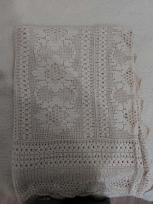 Големи ръчно плетени кувертюри / покривала – бяла и бежова