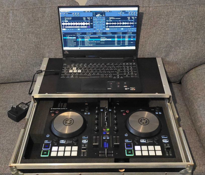 Native Instruments Traktor Kontrol S2 MK3 + POWER SUPPLY 40 W