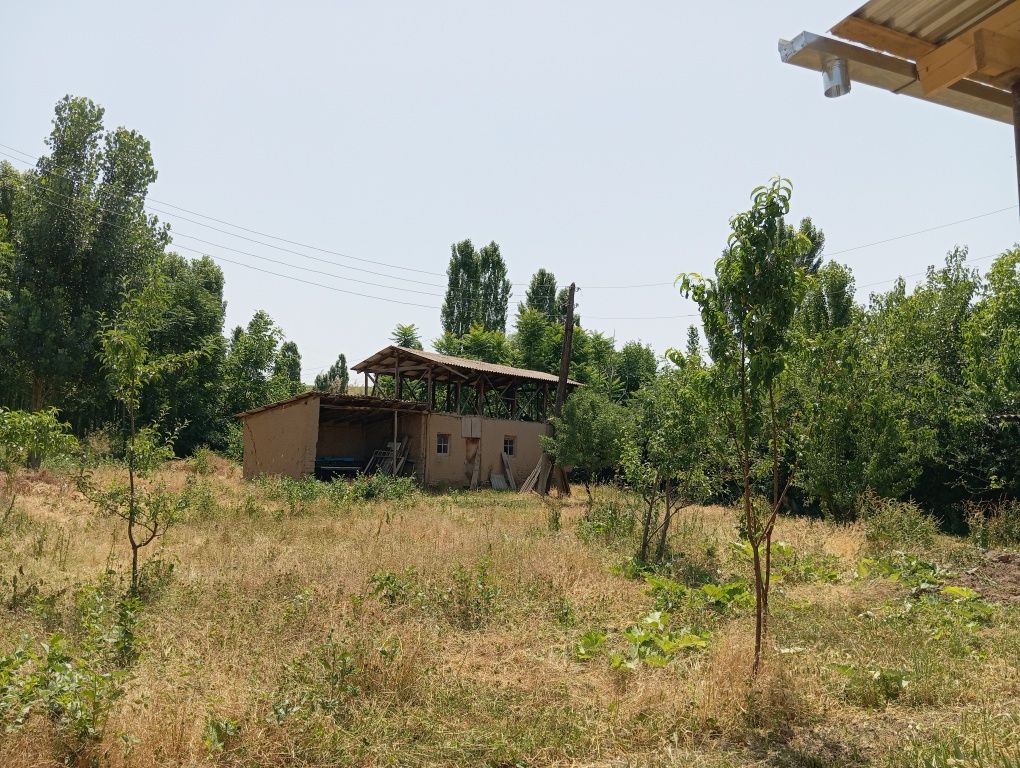 Hovli uy sotiladi
