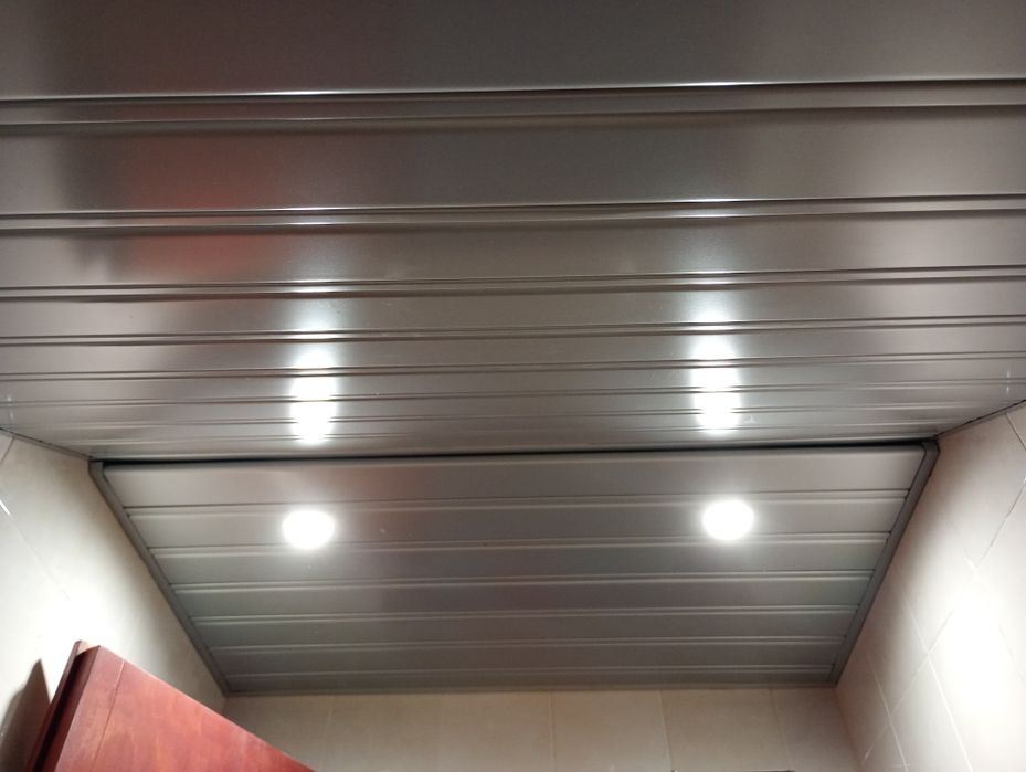 Алуминиев лентовиден окачен таван Хънтър Дъглас