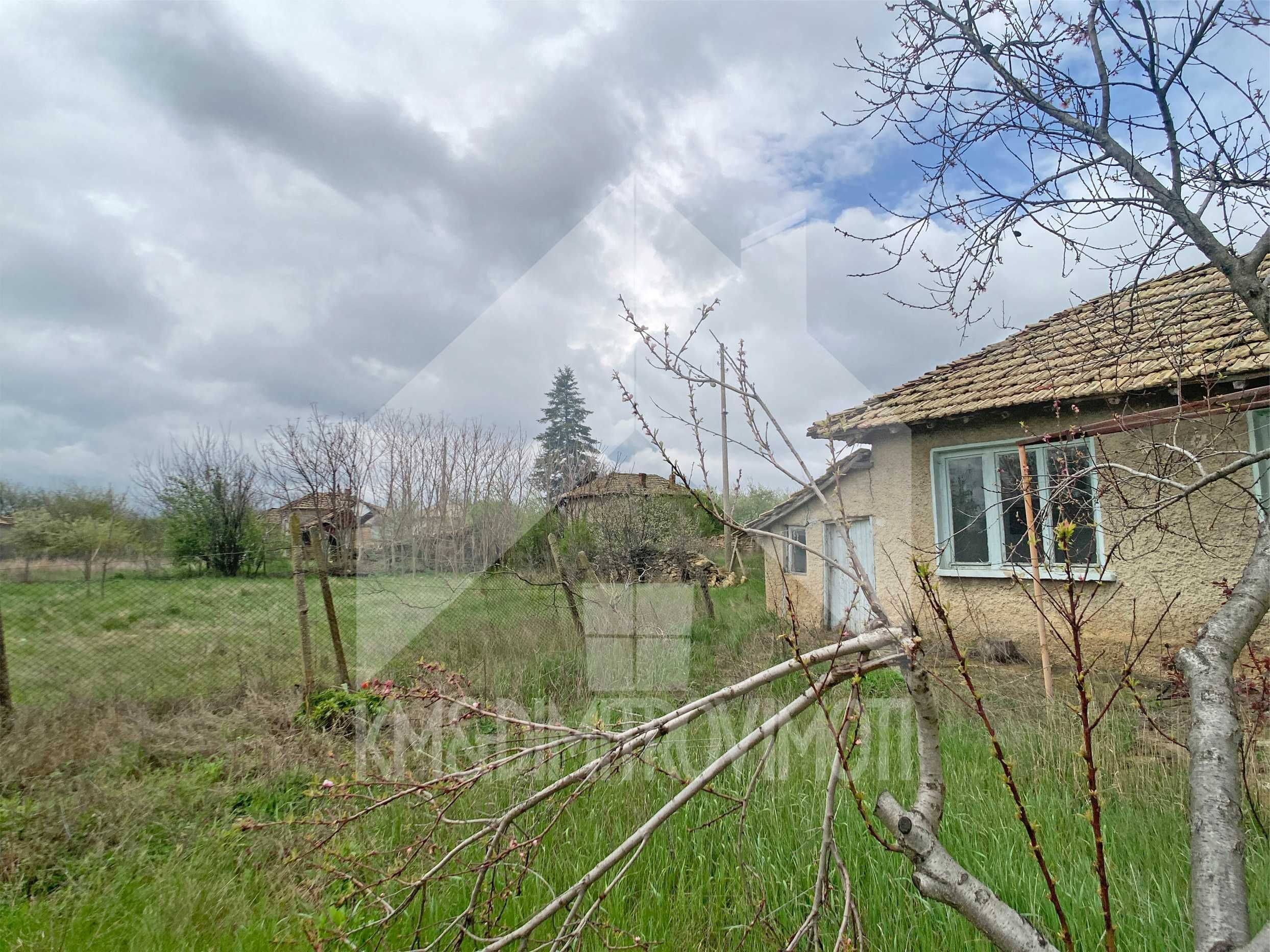 ПРОДАВА тухлена къща с равен 1,2 ДКА ДВОР в с. Мировци (обл. Шумен)