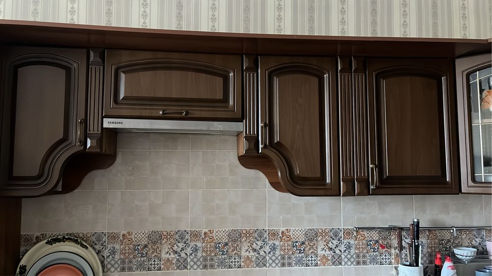 Кухонный гарнитур и сервант для посуды