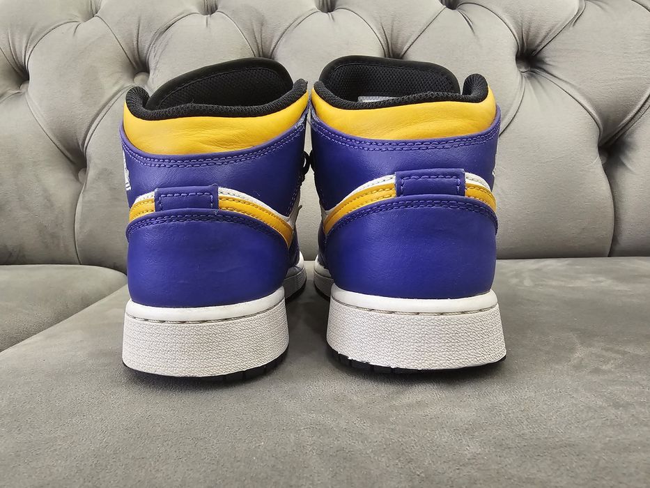 adidasi JORDAN 1 mid  marime 37.5