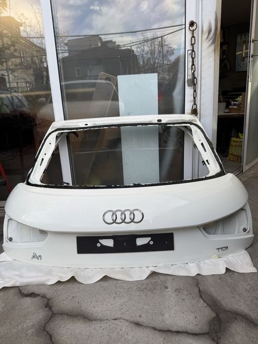 Audi A1 оригинална задна врата + спойлер