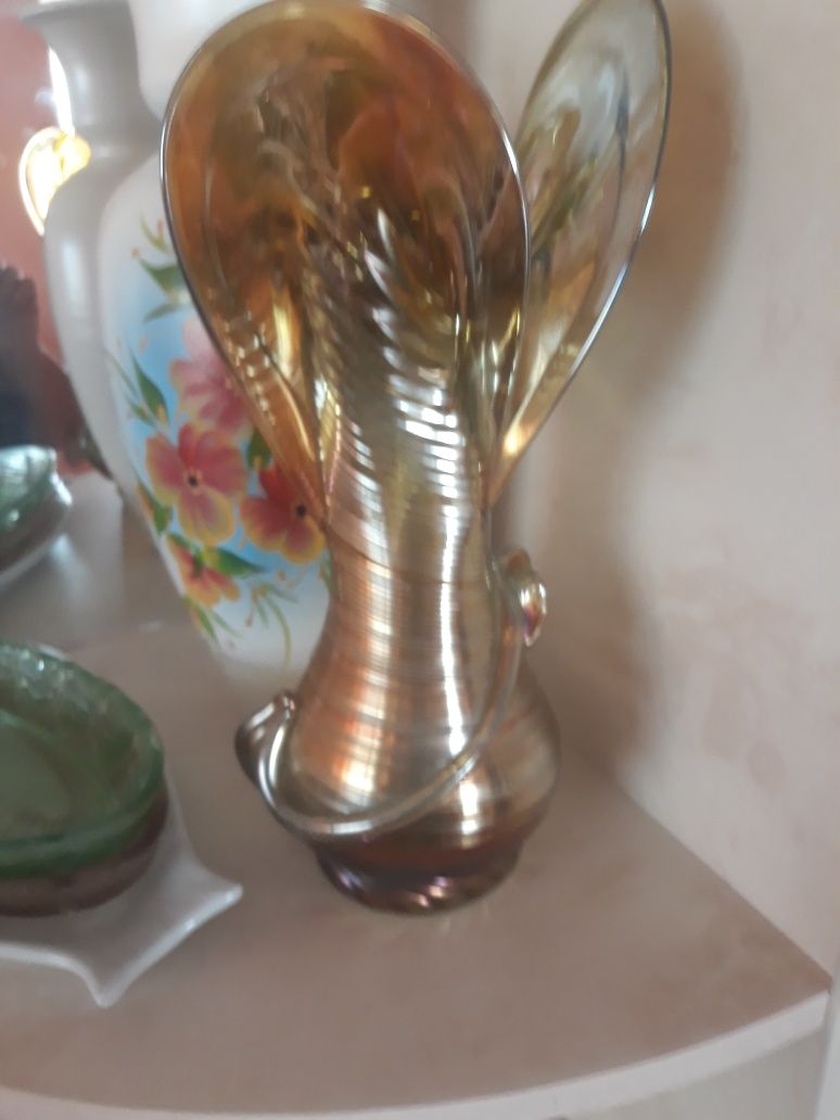 Продам вазы одна  керамическая новая вторая советская стеклянная
