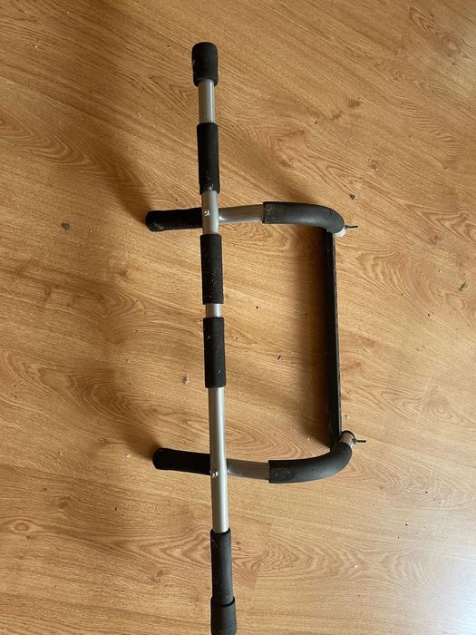 Турник для дома, который можно крепить на дверной проём.