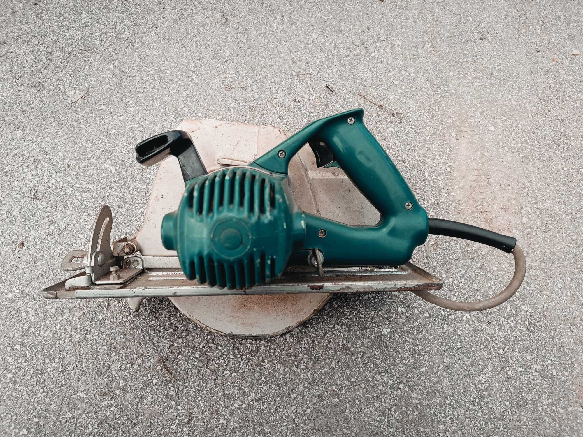 Голям ръчен циркуляр Black & Decker