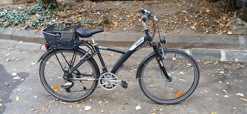 Bicicleta de dama, 300 ron.