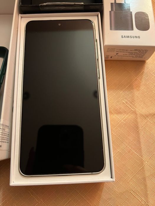 Samsung Galaxy S21 FE 5G 128GB + Galaxy Buds Pro + оригинално зарядно