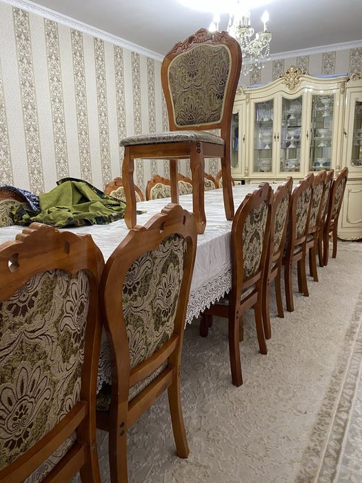 Стол со стульями.