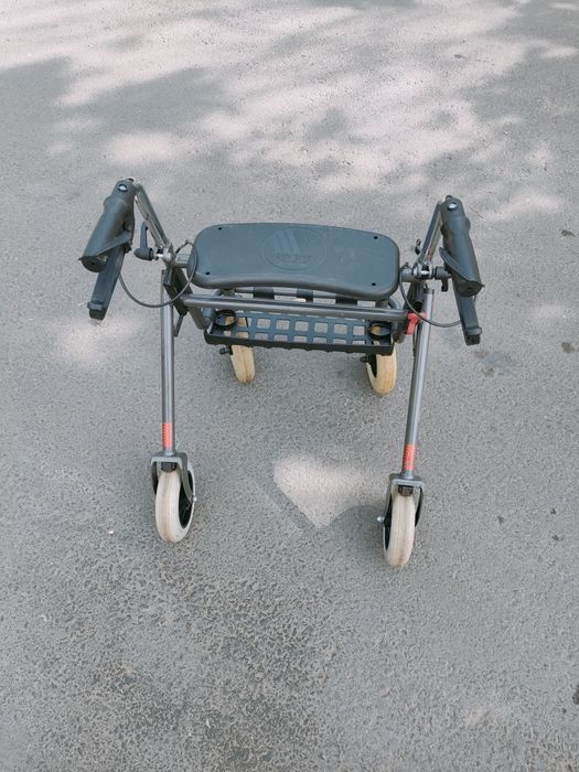 Cadru de mers cu roti ( rollator ) este destinat persoanelor cu mobili