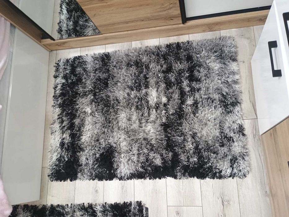 Два броя пътеки в черно,бяло и сиво