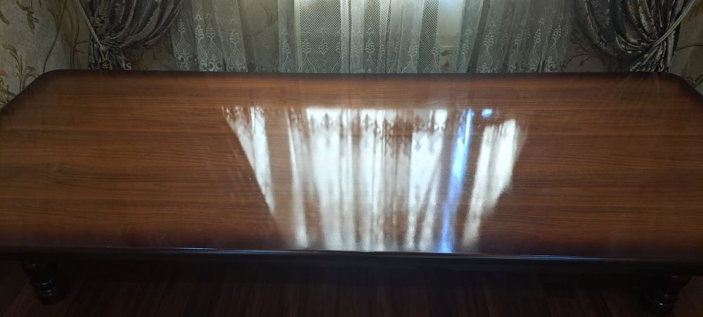 Стол  хонтахта  2.70га 1.10  оеклари бор