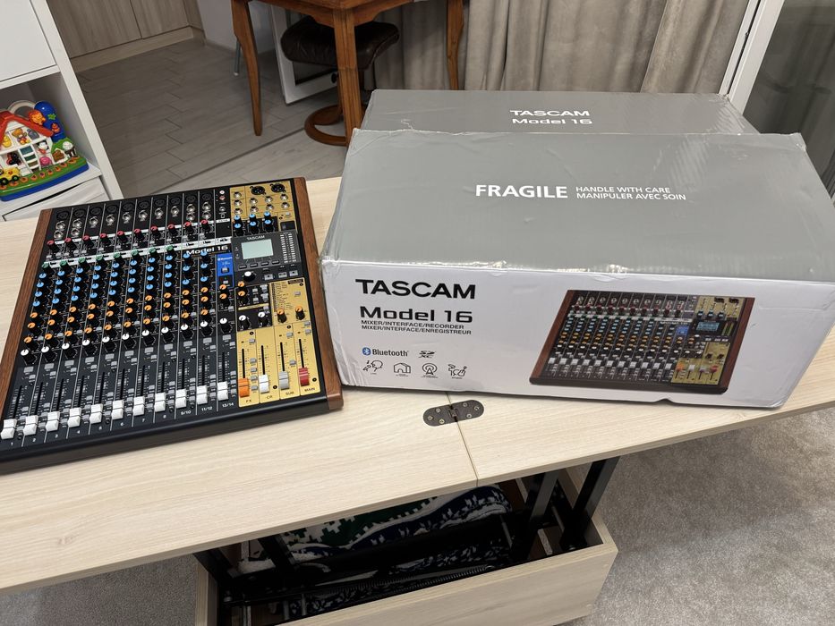 Vand mixer audio interfata TASCAM model 16