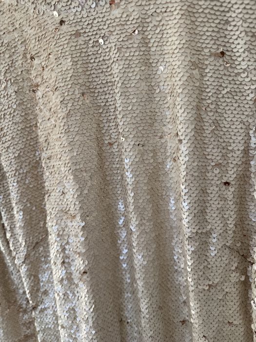 Блестяща рокля в цвят пясък