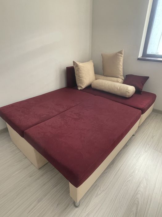 Диван с възглавнички