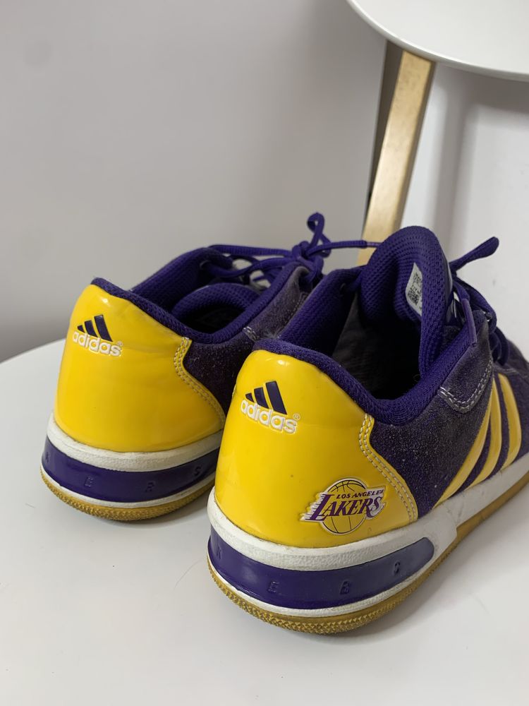 Adidasi lakers .