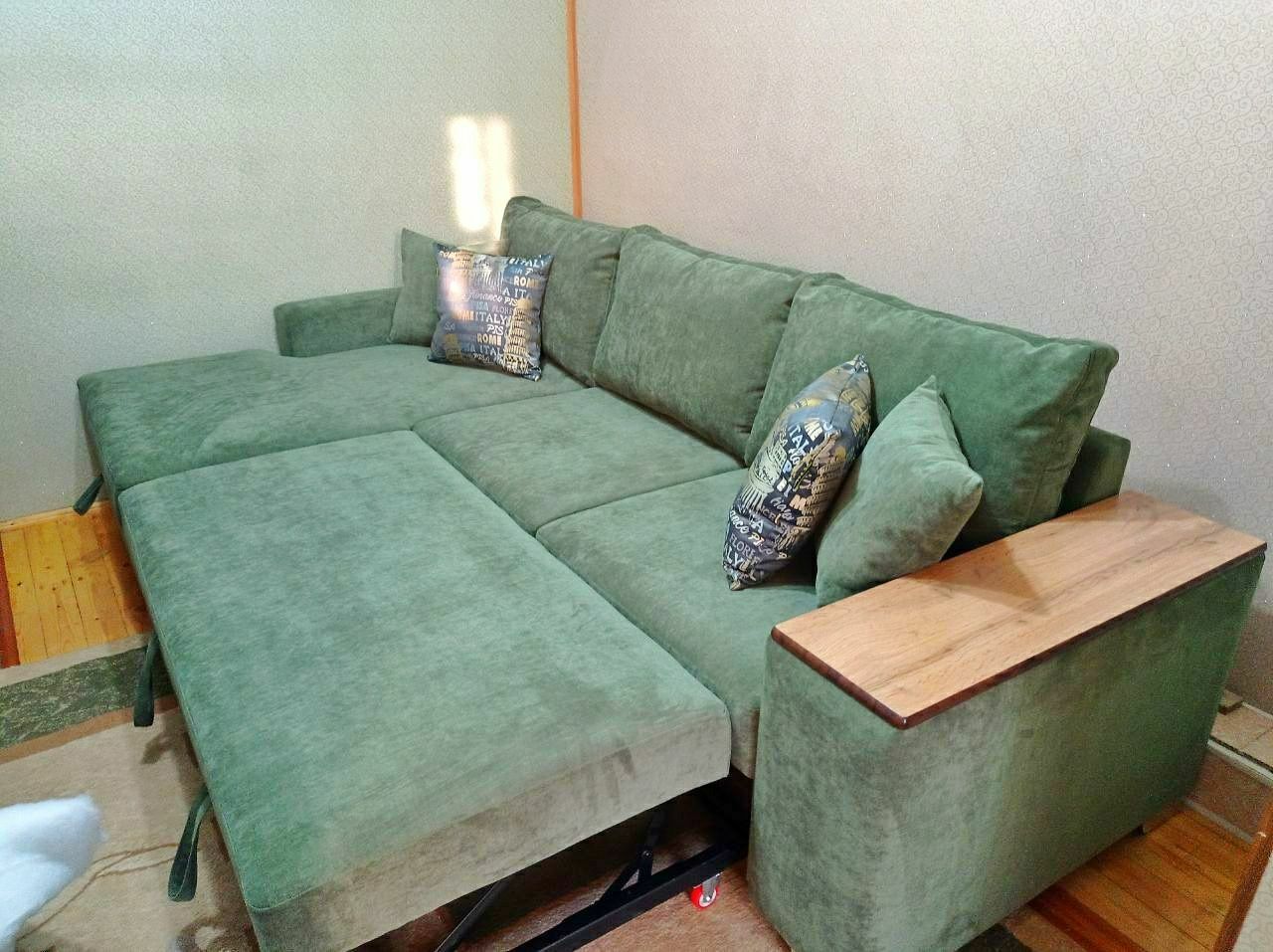Углавой диван с раскладной механизмом,с ящиком и оттоманкой