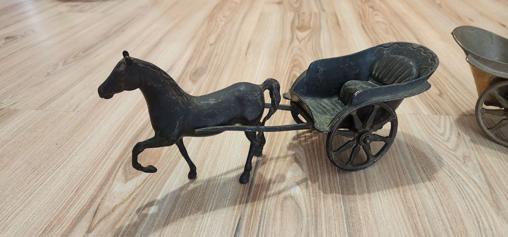 Figurina bronz ( patinat) trasura cu cal - 2 buc