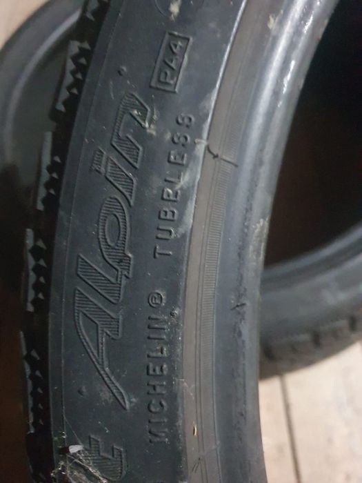 Vand 2 cauciucuri de iarna