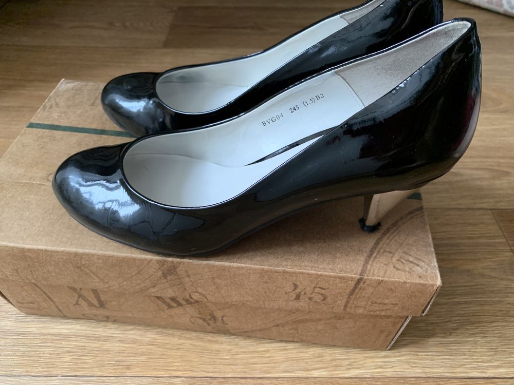 Продам женские черные лакированные туфельки