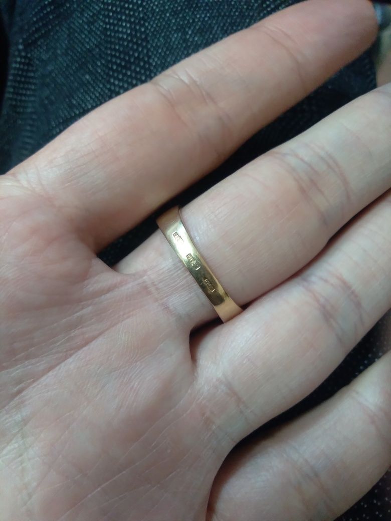 Продам золотое кольцо (унисекс) с бриллиантами общим каратом 0.49