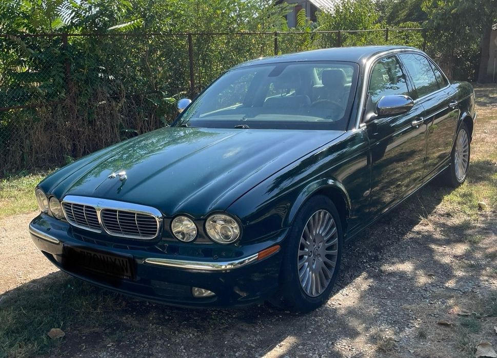 Jaguar XJ Culoare originală, interior piele, mochetă și inserție lemn