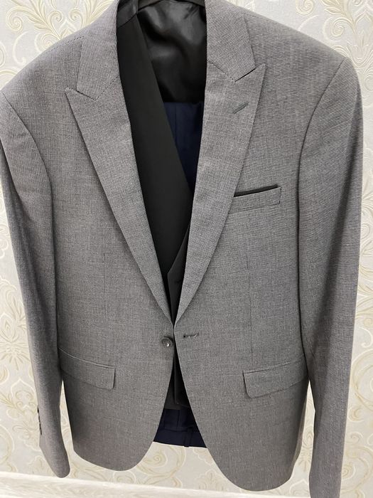 Продам брючный костюм тройку!!!