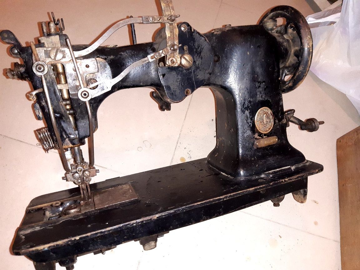 БЕЗ АНАЛОГ.  Антикварна от 1899г шевна машина SINGER HEMSTITCH

72W12