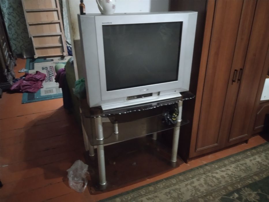 продаеться телевизор с стекляннои подставкои