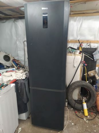 продам двух метровый чёрны холодильник BEKO вотличном рабочем состояни