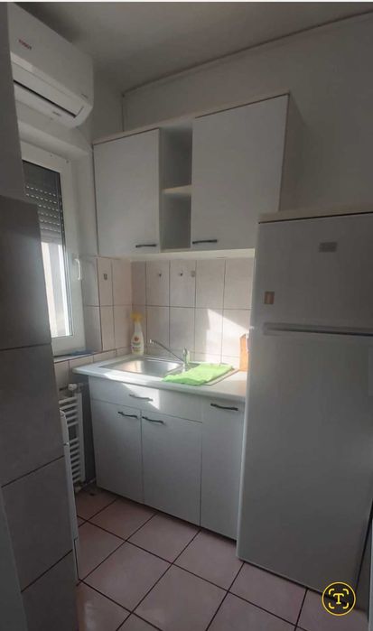 Inchiriez apartament cu 1 camera zona Sovata cu loc de parcare