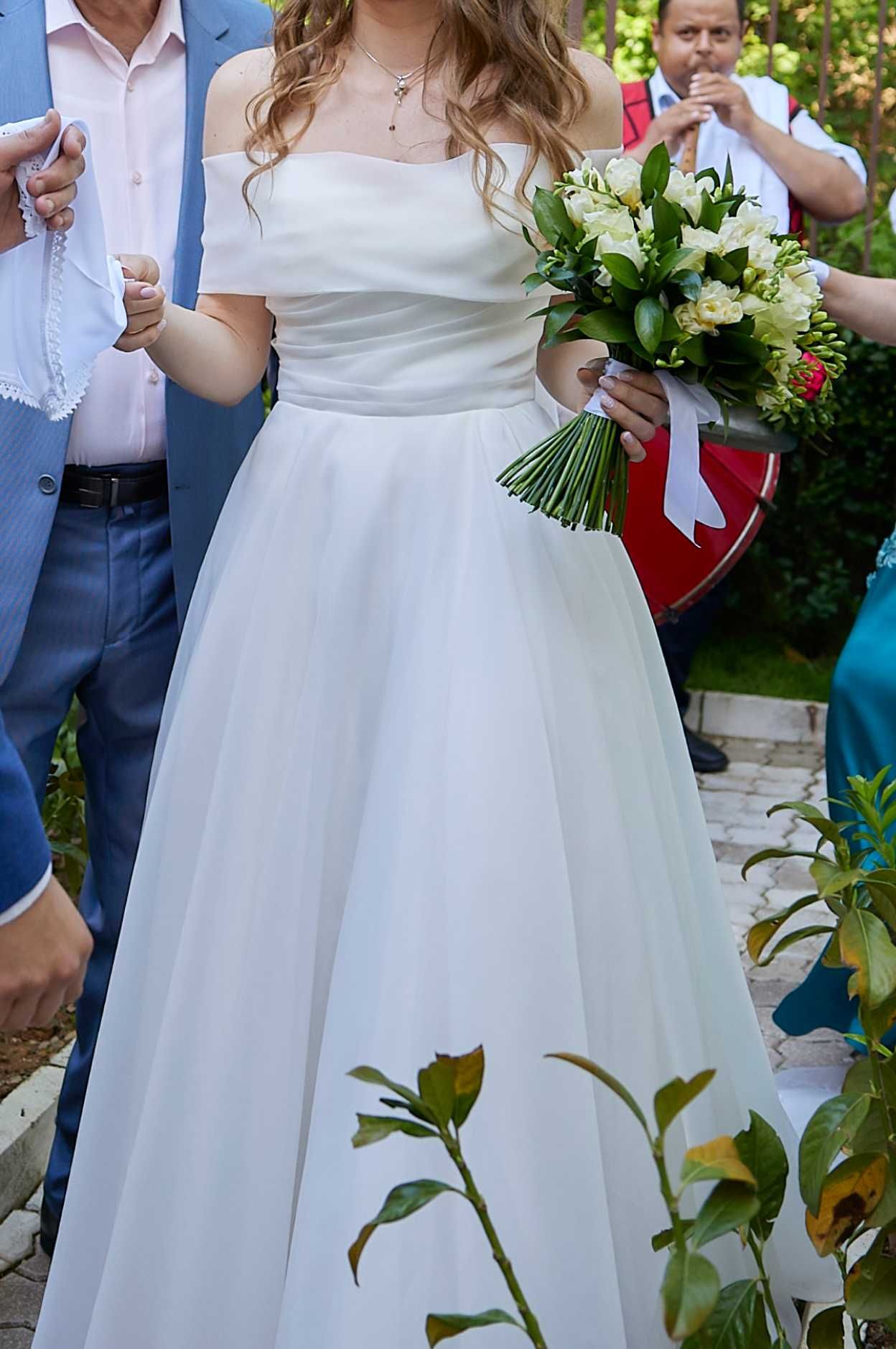 Сватбена рокля със сърцевидно деколте Lovely