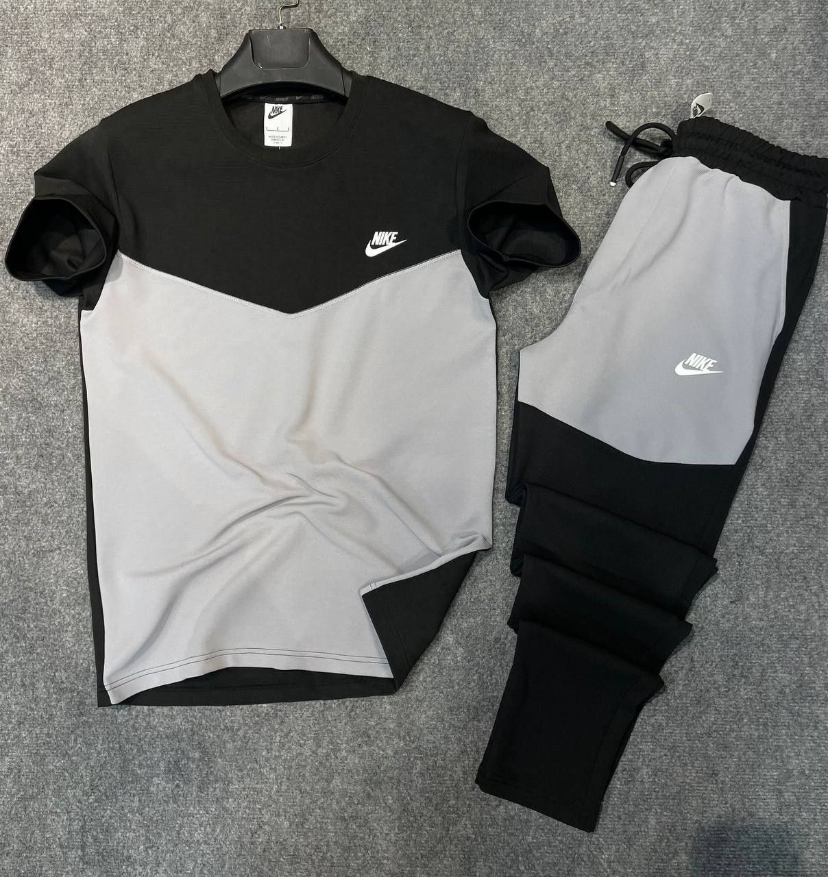 Compleu unisex Nike ,bumbac ,sigla imprimată ,lipită  .