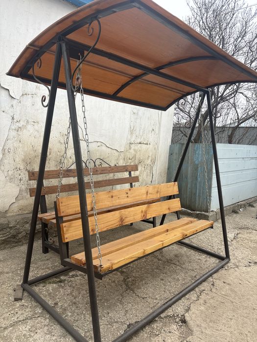 Качеля с навесом  садовая продается