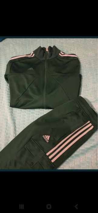 Vând trening original.