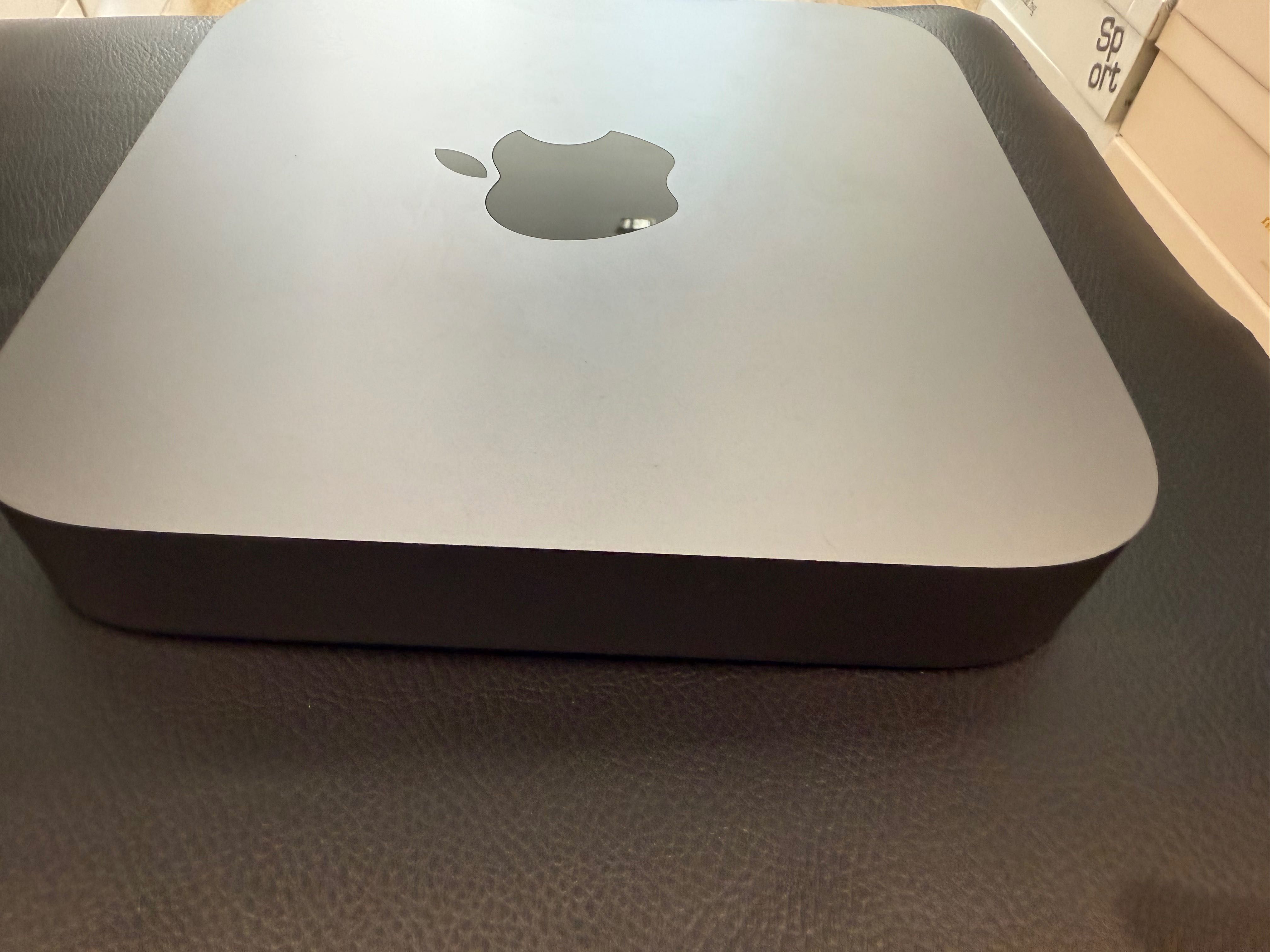 Продавам Mac mini 2018 + клавиатура и мишка на Apple