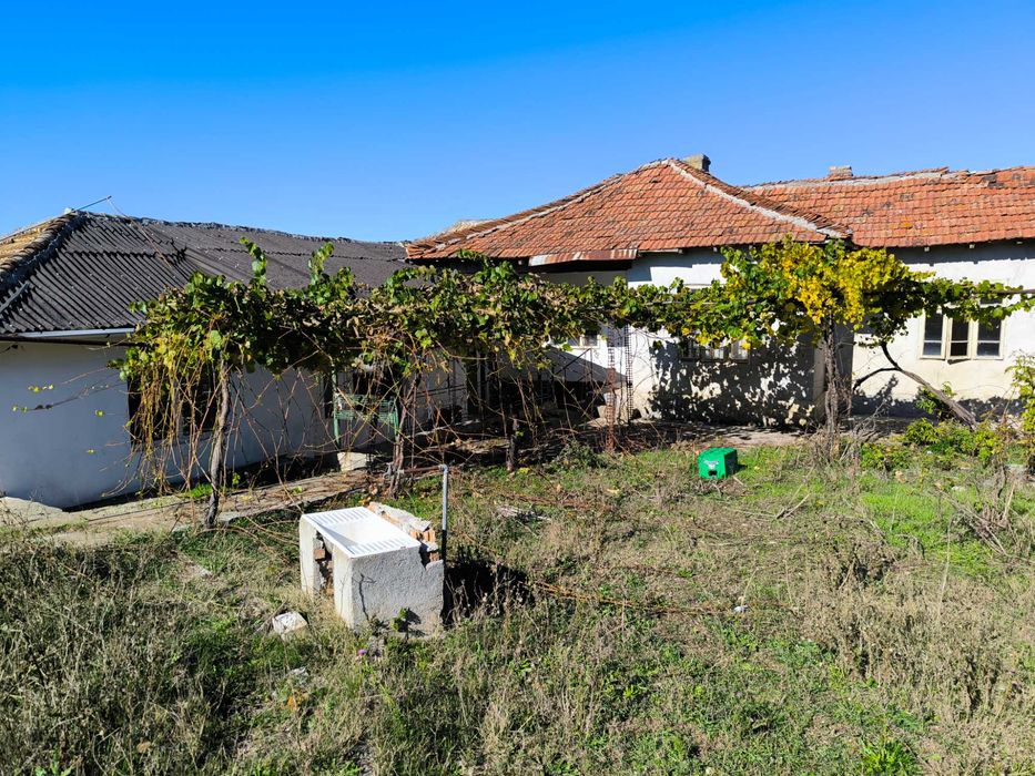 Продава се къща с двор 910 кв.м в гр. Каолиново, кв. Боймир.