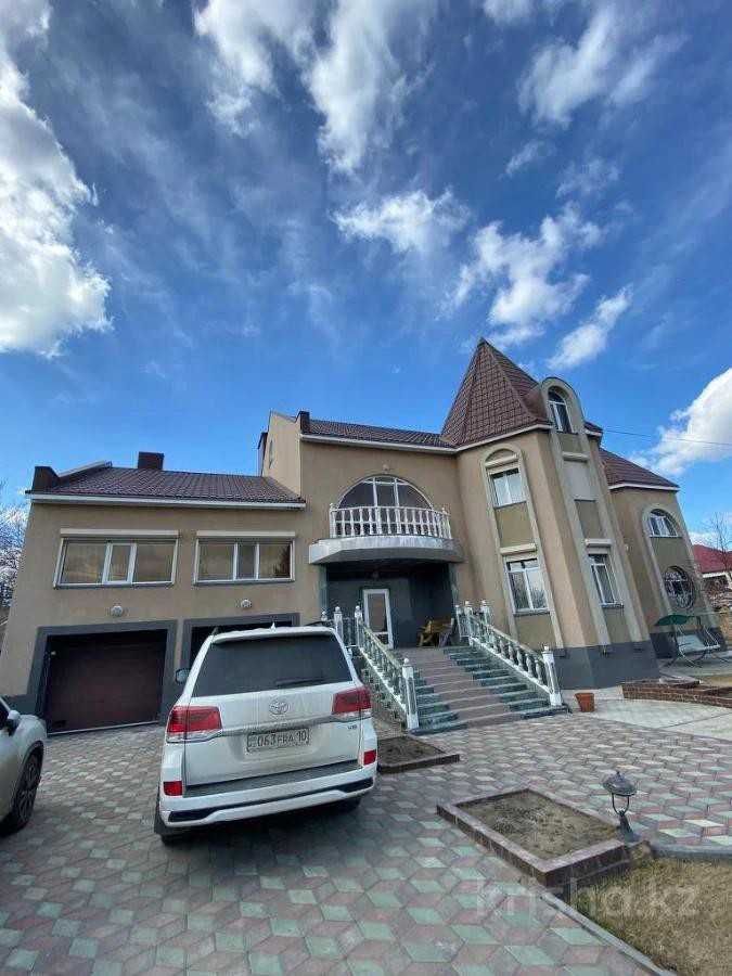 2 этажный дом в центре города.