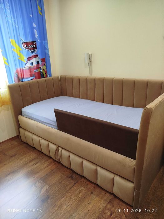 Продавам две тапицирани легла с дърпащи се легла сандвич. Без матраци