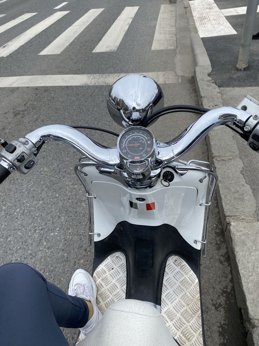Scapa de trafic cu Aprilia mojito alb