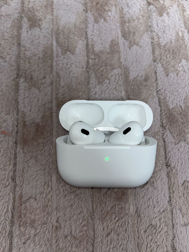 AirPods Pro gen2 cu cod valabil  (Negociabil) (Castile sunt noi)