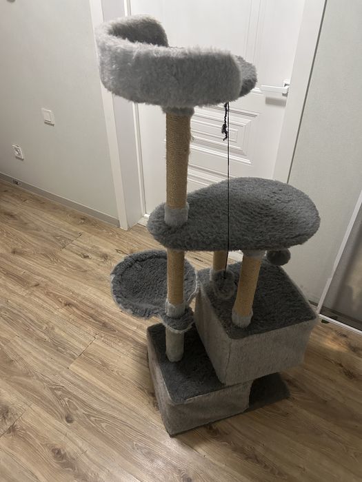 Три дежака, два домик для кошек, точилка для ногтей,  меховая отделка,
