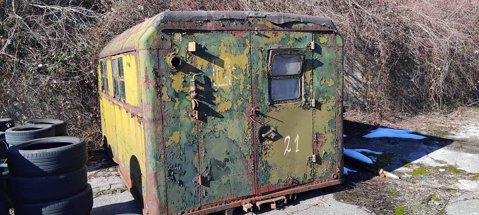 Фургон от воененкамион със нормални забелешки за годините си .