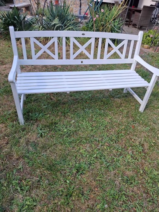Băncuță de grădină albă – design elegant, stare excelentă