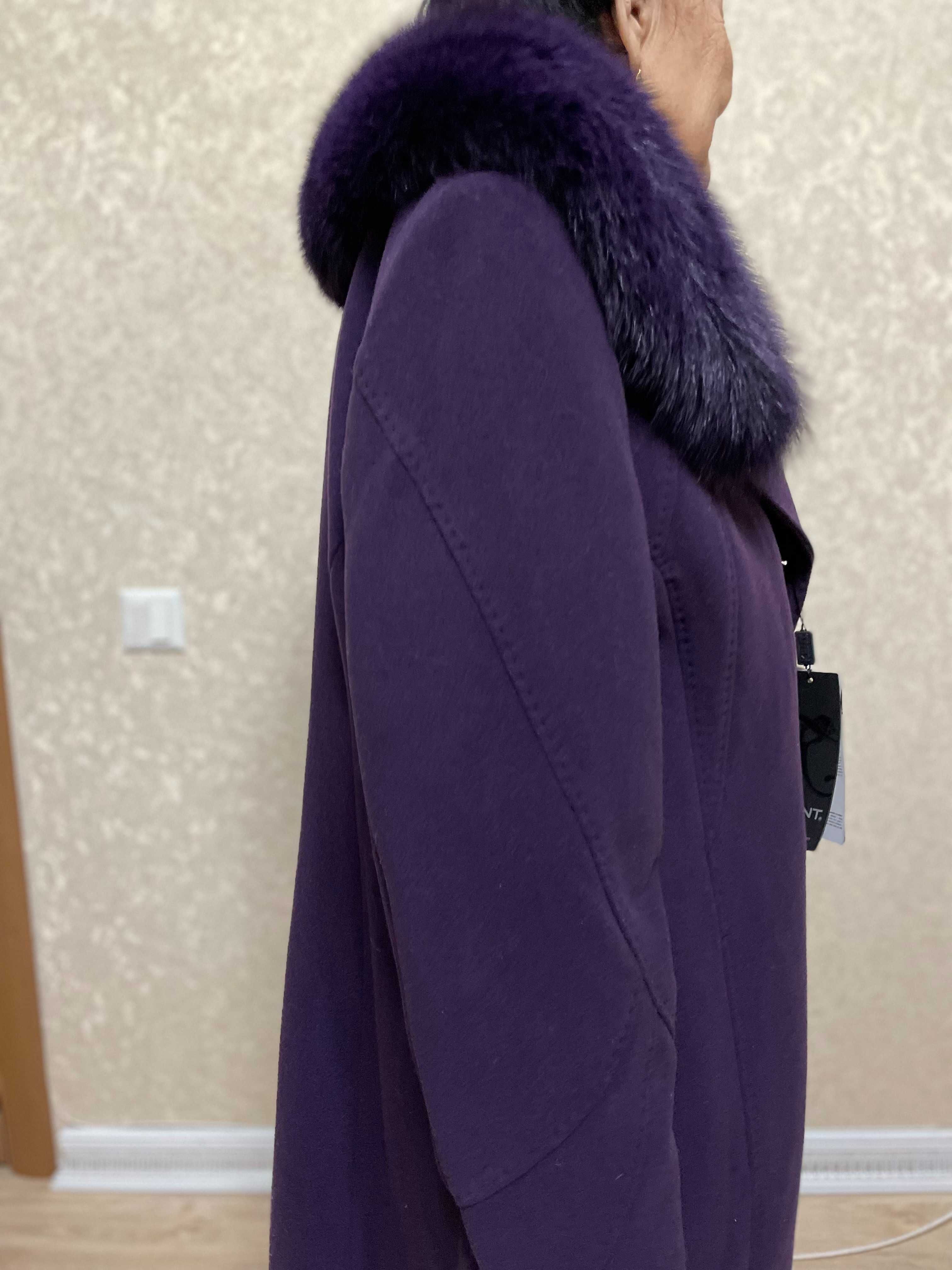 Красивое женское пальто со съёмным воротником из искусственной ламы